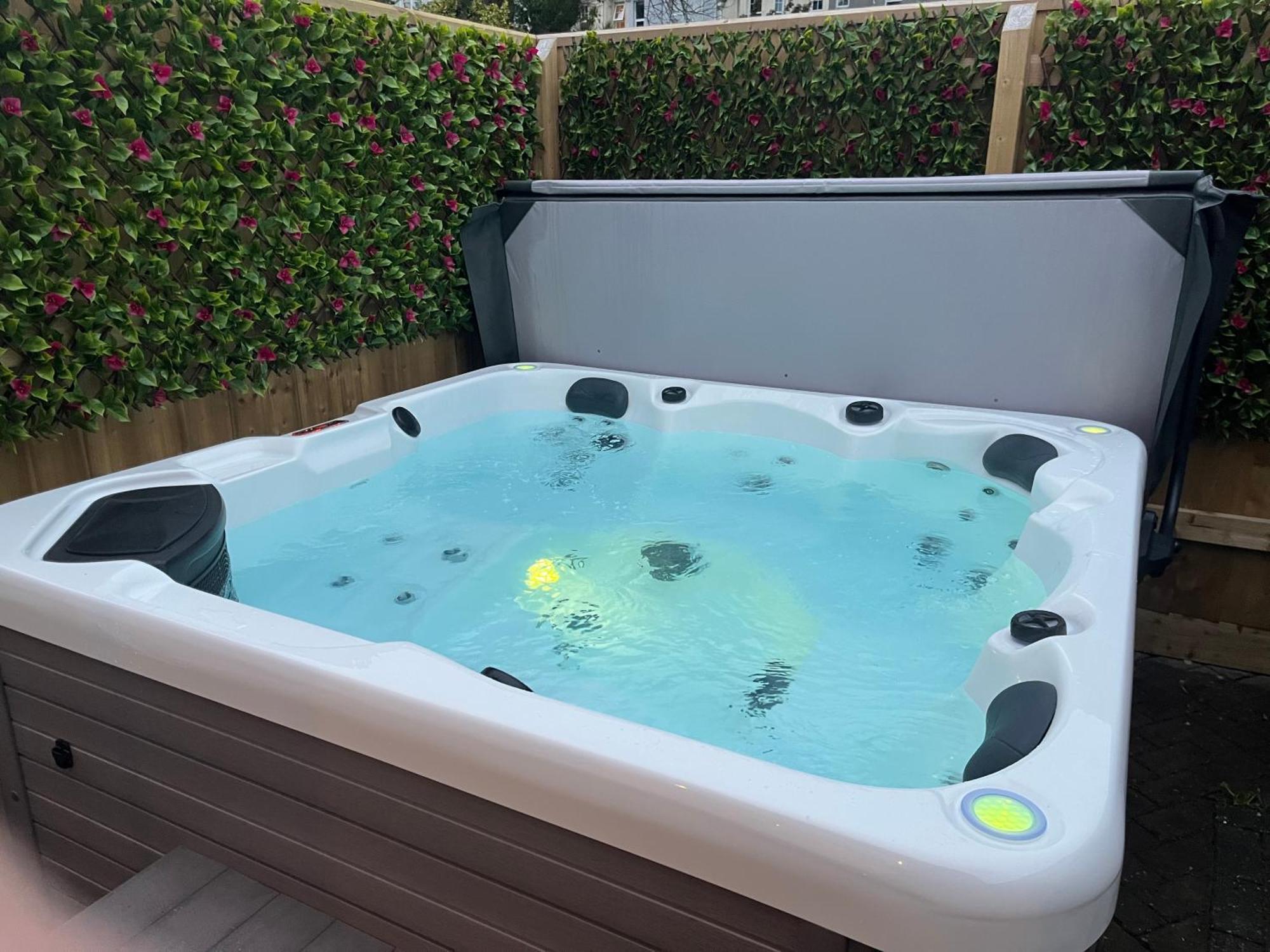 St Annex, Boutique Holiday For 2 People In - With Private Hot Tub! Apartment Torquay